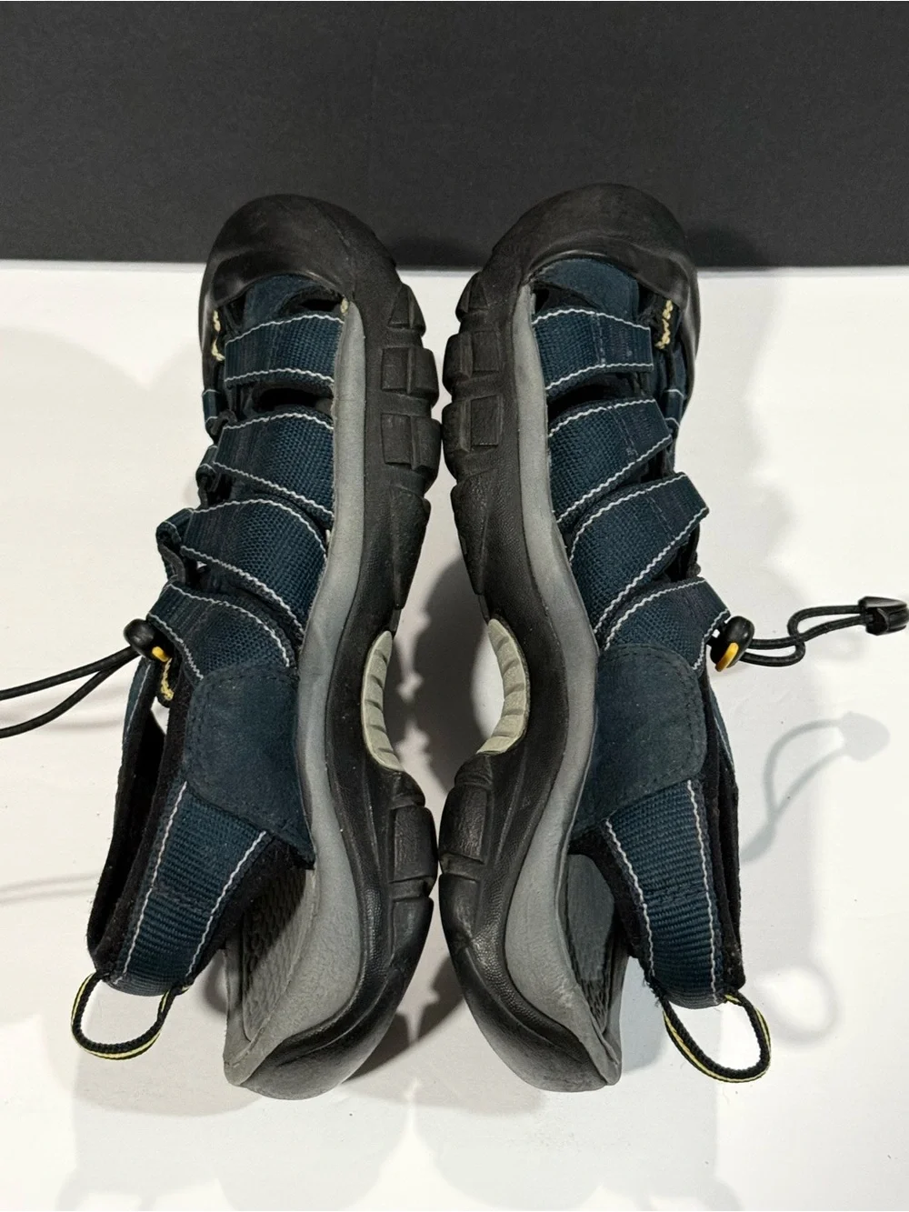 Keen sandals for men’s, closed toe, navy and black color, sz 9